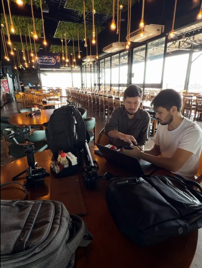 Equipe analisando dados de campanha em um restaurante parceiro
